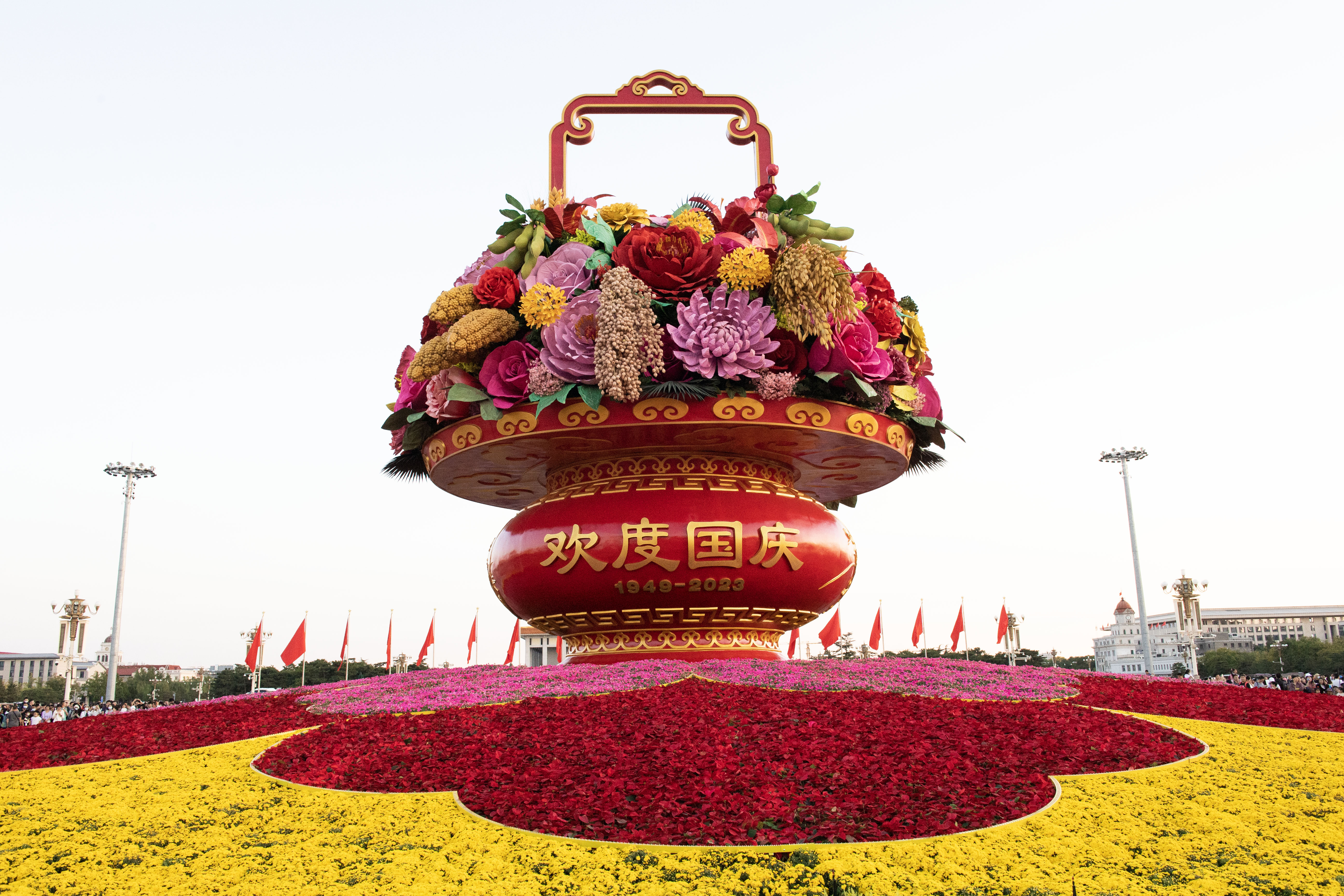 1696123444572045.jpg 3,2023年10月1日天安门广场花篮-欢度国庆.jpg